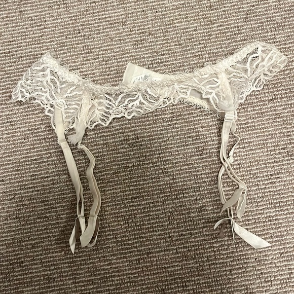 Gorgeous white/cream garter belt - Picture 1 of 1